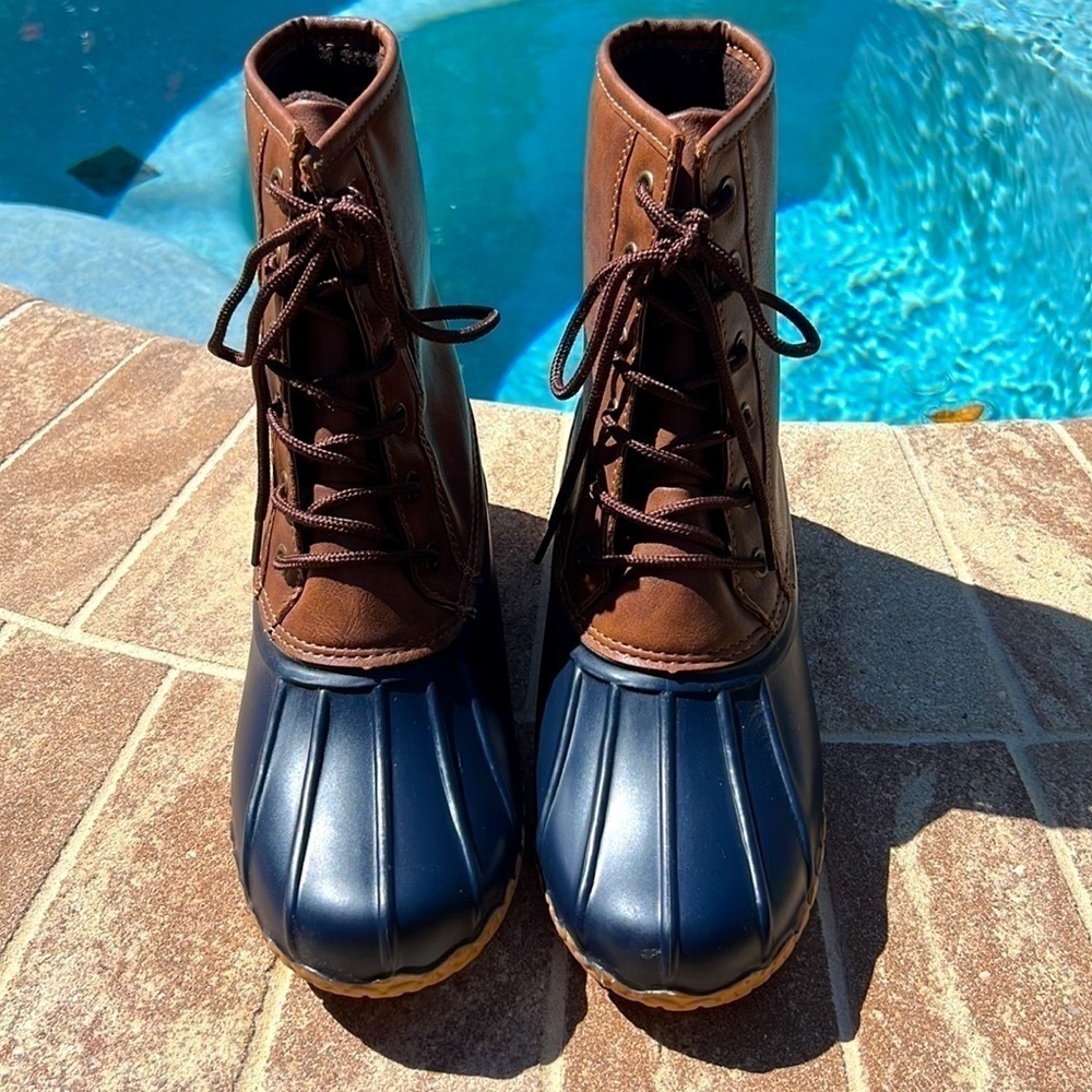 Waterproof, Adam Duck Boots Tan leather, blue rubber on bottom, Unisex NWOT